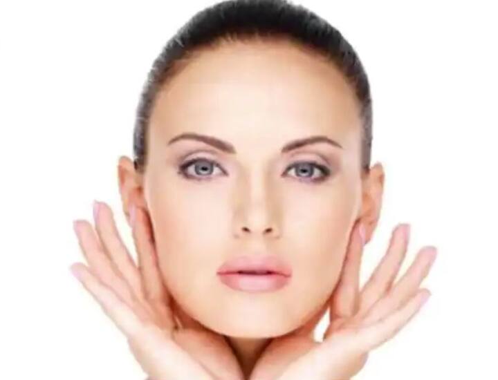 ਸੇਬ ਦੇ ਪੇਸਟ 'ਚ ਸ਼ਹਿਦ ਅਤੇ ਹਲਦੀ ਮਿਲਾ ਕੇ ਚਿਹਰੇ 'ਤੇ ਲਗਾਉਣ ਨਾਲ ਵੀ ਦਾਗ-ਧੱਬੇ ਦੂਰ ਹੋ ਜਾਂਦੇ ਹਨ। ਇਸ ਨਾਲ ਤੁਹਾਡੀ ਰੰਗਤ ਵੀ ਸਾਫ਼ ਹੋਣ ਲੱਗਦੀ ਹੈ।