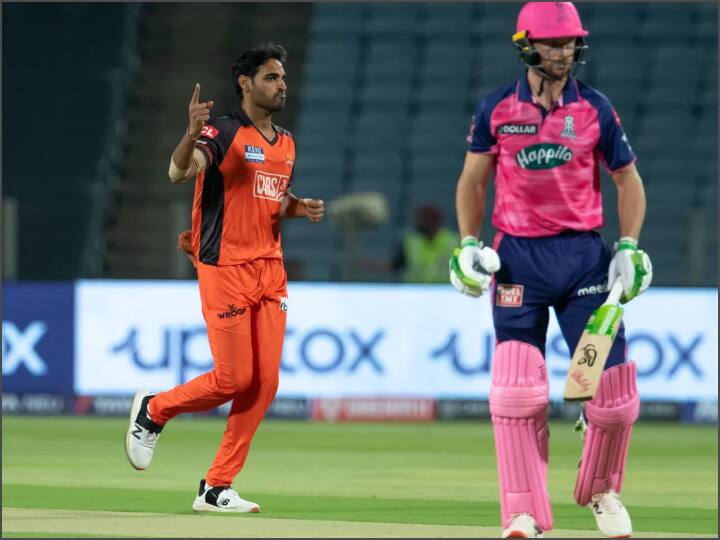 मैच में एक मज़ेदार चीज़ देखने को मिली. दरअसल, भुवनेश्वर कुमार ने पहले ओवर में अपनी स्विंग से बटलर को परेशान कर रखा था. चौथी गेंद पर भुवी ने बटलर को स्लिप में कैच आउट भी करा दिया था. उस वक्त बटलर खाता भी नहीं खोल सके थे. हालांकि, वो नो बॉल निकली और बटलर को जीवनदान मिल गया.