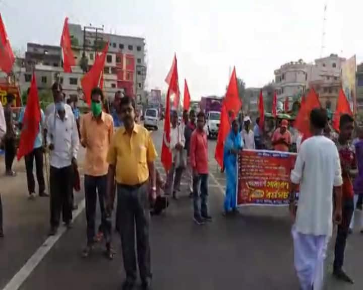 জেলায় জেলায় চোখ পড়ছে লাল নিশান। পূর্ব মেদিনীপুরের চণ্ডীপুরে ১১৬-র বি জাতীয় সড়কে আজ সকাল ৬টা থেকে অবরোধ করেন ধর্মঘটীরা।