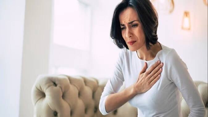 Chest Pain Causes In Hindi, Asthma And Peptic Ulcer Causes Chest Pain Chest Pain Causes: હૃદય રોગ જ નહિ પરંતુ આ કારણે પણ થઇ શકે છે છાતીમાં દુખાવો, આ લક્ષણોને નજર અંદાજ ન કરો