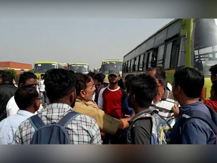 पुणे-बंगलोर महामार्गावर कोंडसकोप येथे कर्नाटक राज्य परिवहन मंडळाच्या बस चालकाने प्रवाशांबरोबर वाद झाल्यामुळे भर रस्त्यात बस थांबवल्याने एक तासाहून अधिक काळ वाहतुकीची कोंडी झाली होती.