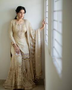 Mirnalini Ravi Photos: முன் அந்தி சாரல் நீ முன் ஜென்ம தேடல் நீ.. நடிகை மிர்னாலினி ரவியின் புகைப்படங்கள்..!