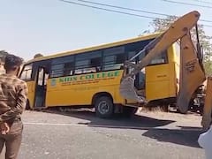Indore Bus Accident: इंदौर में स्कूल बस की टक्कर में स्कूटी सवार तीन लोगों की मौत, 15 बच्चे घायल