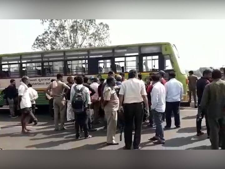 त्यामुळे राष्ट्रीय महामार्गावर एका बाजूची वाहतूक एक तासाहून अधिक काळ ठप्प झाली होती.