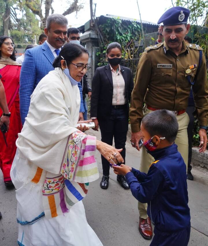 এদিন মঞ্চে বক্তব্য় রাখার সময়ে মুখ্যমন্ত্রীর বলেন, 'আমাদের পরিবারের একজনের বিয়ে দিচ্ছি। পাহাড়ের পরিবারের একটি মেয়ের সঙ্গে বিয়ে ঠিক হয়েছে। পাহাড়কে ভালবাসি, তাই পাহাড়ের মেয়েকে ঘরের বউ করে আনছি। আপনাদের বাড়ি আমার বাড়ি। এখন আমার বাড়ি আপনাদের বাড়ি।'