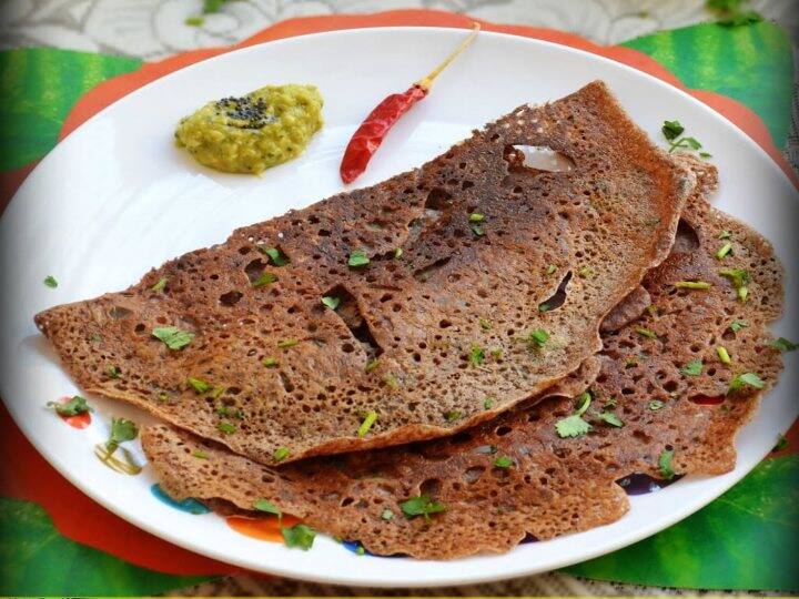 Ragi Dosa Recipe in Telugu Ragi Dosa: ఇలా రాగిదోశ చేస్తే వదిలిపెట్టకుండా తినేస్తారు, అధిక బరువు నుంచి మధుమేహం వరకు ఎన్నో రోగాలకు చెక్ పెట్టొచ్చు