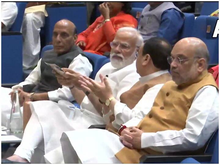 BJP Parliamentary Board Meeting going on today PM Narendra Modi and other BJP Leaders participating in this meeting बीजेपी संसदीय दल की बैठक में पीएम नरेंद्र मोदी ने सभी सांसदों को दिया 'स्पेशल टास्क', देश के सभी PM का सम्मान करने की भी दी नसीहत