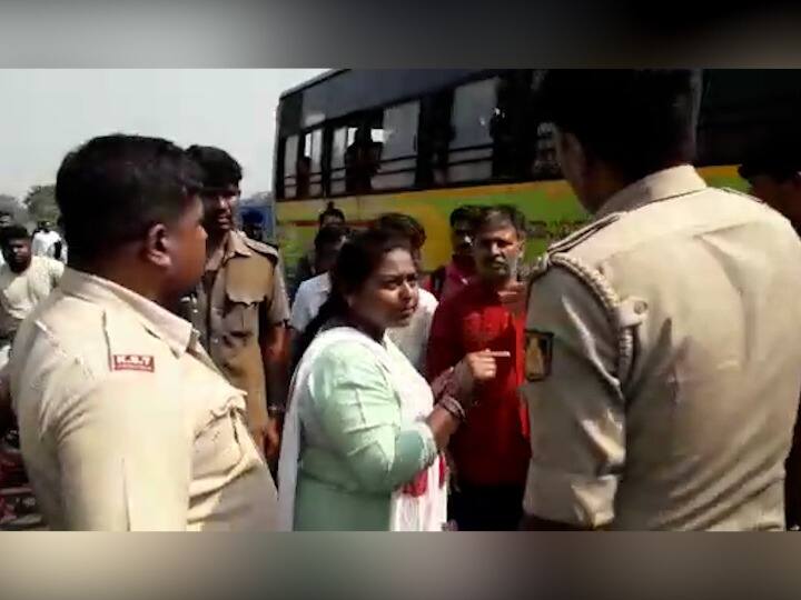 अखेर ही माहिती कळताच पोलीस तिथे दाखल झाले आणि त्यांनी वाद मिटवून महामार्ग वाहतुकीसाठी मोकळा केला.