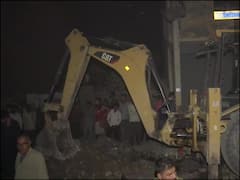 दिल्ली में बड़ा हादसा, गहरे सीवर में गिरे 3 लोग, बचाने गया रिक्शेवाला भी फंसा