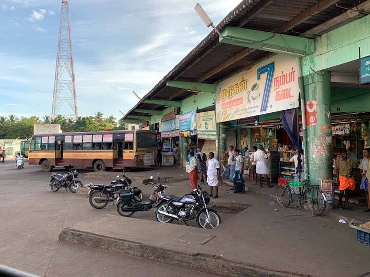 தேனியில் 80 சதவீத பேருந்துகள் இயங்காததால் பயணிகள் அவதி - 15 கோடி பணப்பரிவர்த்தனை பாதிப்பு About 80 per cent of the buses in the district are out of order, affecting commuters and affecting about Rs 15 crore in cash flow in banks தேனியில் 80 சதவீத பேருந்துகள் இயங்காததால் பயணிகள் அவதி - 15 கோடி பணப்பரிவர்த்தனை பாதிப்பு