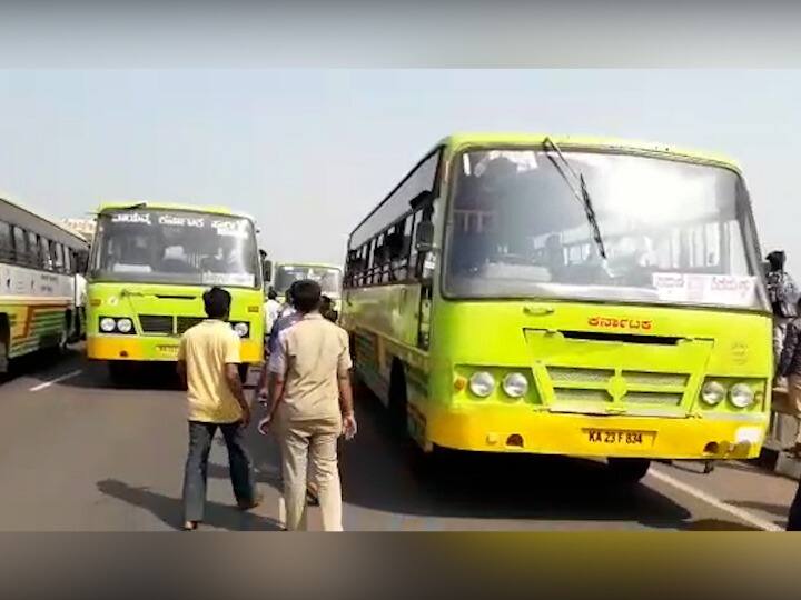 एक तास वाहतूक ठप्प झाल्यामुळे दोन किलोमीटरहून अधिक लांब वाहनांच्या रांगा लागल्या होत्या.