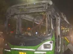 Delhi Bus Fire: दिल्ली एम्स के पास डीटीसी बस में लगी आग, बड़ा हादसा होने से टला