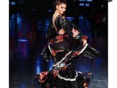 Urvashi Rautela : अभिनेत्री उर्वशीच्या ब्लॅक गाऊनमध्ये ग्लॅमरस अदा, इन्स्टावर शेअर केले फोटो