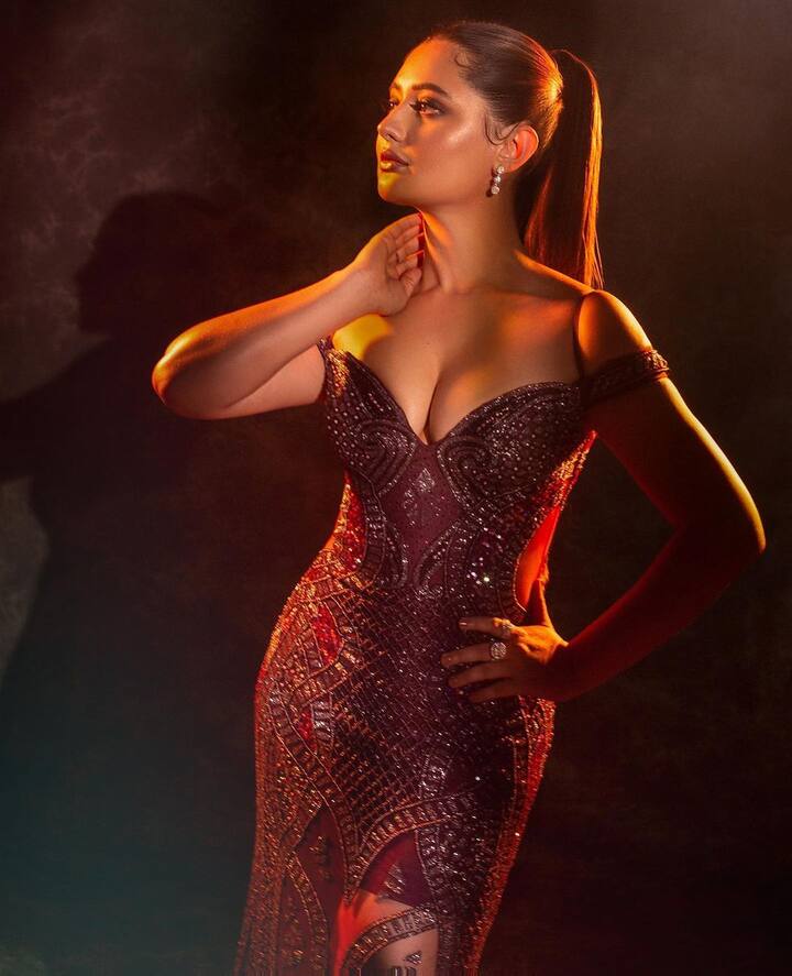 रश्मि देसाई भी स्मॉल टाउन गर्ल की लिस्ट में शामिल हैं. अपनी मेहनत और लगन से रश्मि ने जो मुकाम हासिल किया है, वहां तक पहुंचना हर एक्टर और एक्ट्रेस का सपना होता है.