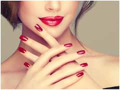 फेक नेल्स लगाते समय स्किन पर लग गया है ग्लू? हटाने के लिए इन टिप्स को करें फॉलो