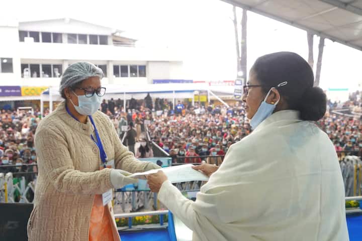 এর মাঝেই পথ চলতি মানুষের সঙ্গে জনসংযোগ সেরে নেন মুখ্যমন্ত্রী। কথা বলেন ভিন রাজ্যের পর্যটকদের সঙ্গে।