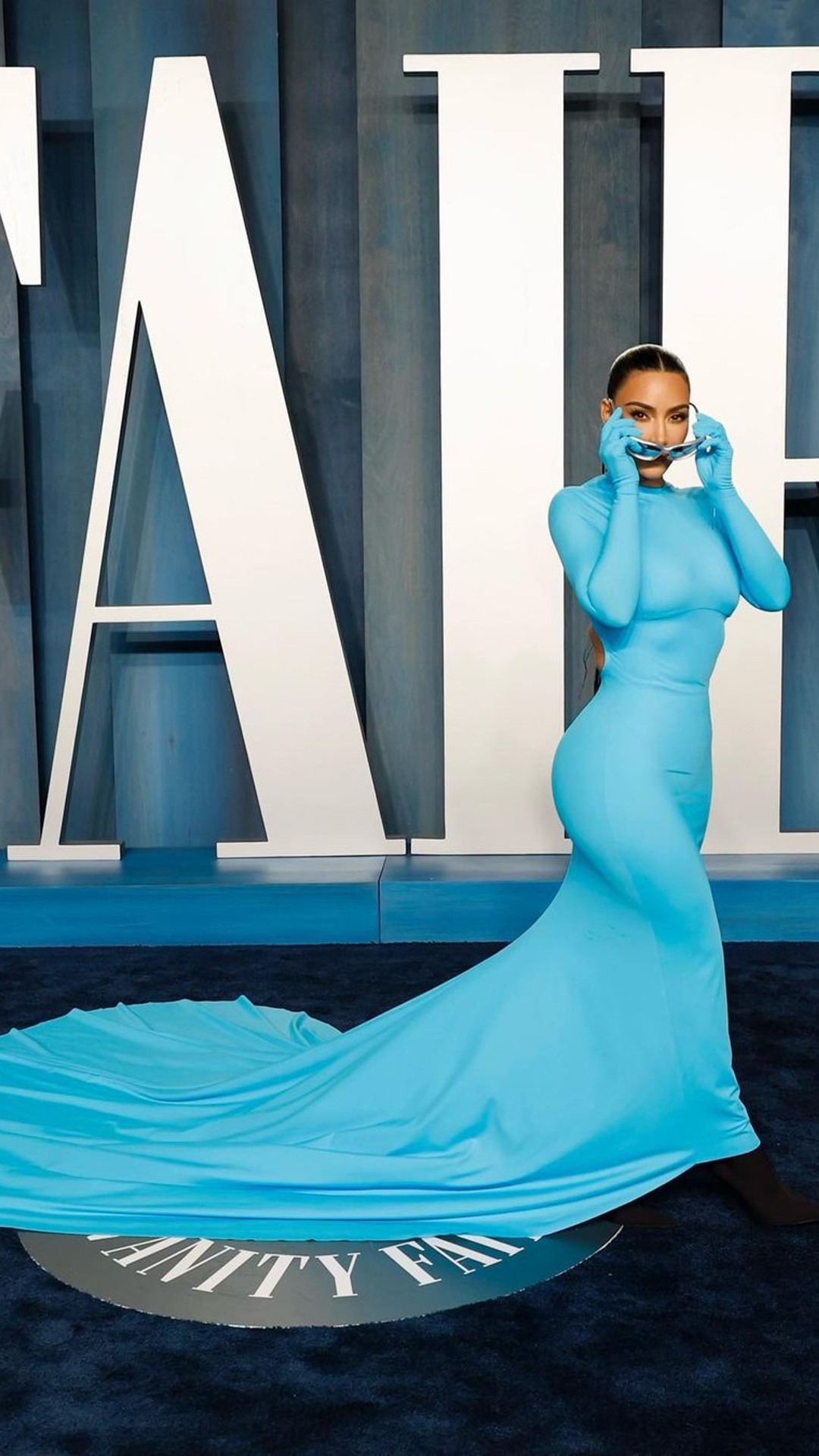 Kim Kardashian Wears Neon Blue Dress to Vanity Fair Oscars AfterParty in  2022