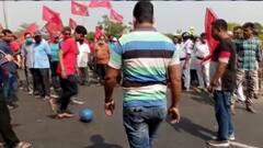Left Strike: হাওড়ায় ধর্মঘটে রাস্তা আটকে ফুটবল খেললেন ধর্মঘটীরা।Bangla News