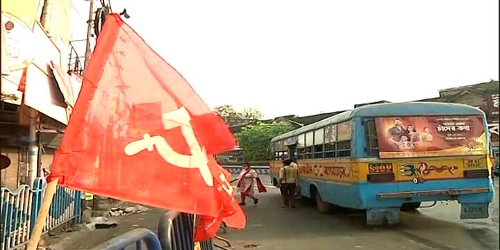 আজ সকাল ৭টা নাগাদ দেখা যায়, শ্যামবাজার পাঁচ মাথার মোড়ে গাড়ির সংখ্যা অন্যদিনের তুলনায় কিছুটা কম।