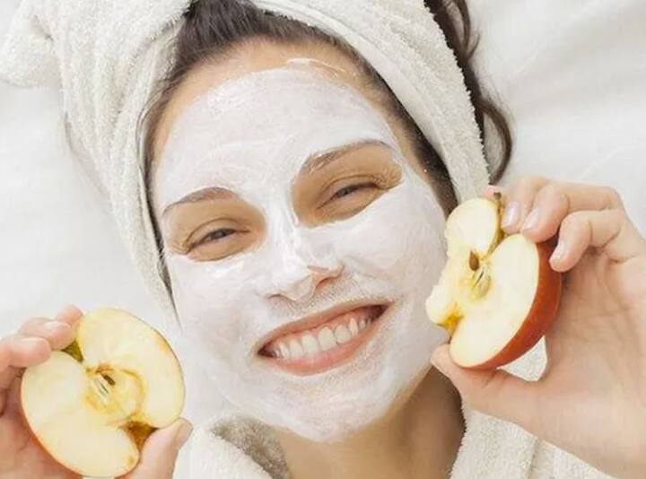 ਸਾਧਾਰਨ ਚਮੜੀ ਵਾਲੇ ਲੋਕਾਂ ਨੂੰ 1 ਚਮਚ ਅੰਡੇ ਦੀ ਸਫੈਦ, 1 ਚਮਚ ਦਹੀਂ ਅਤੇ ਅੱਧਾ ਚਮਚ ਗਲਿਸਰੀਨ ਮਿਲਾ ਕੇ ਸੇਬ ਦਾ ਪੇਸਟ ਲਗਾਉਣਾ ਚਾਹੀਦਾ ਹੈ। 20 ਮਿੰਟ ਬਾਅਦ ਚਿਹਰੇ ਨੂੰ ਪਾਣੀ ਨਾਲ ਧੋ ਲਓ।