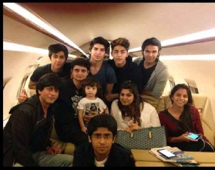 शाहरुख खान के पास भी खुद का प्राइवेट जेट है. शाहरुख अक्सर फिल्मों की शूटिंग या फैमिली संग छुट्टियां मनाने अपने इसी प्राइवेट जेट से जाते हैं.