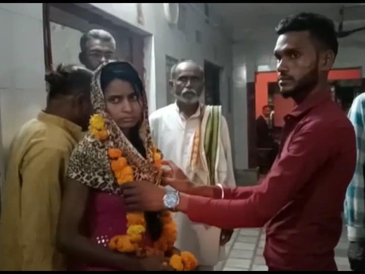 Uttar Pradesh Pratapgarh couple wedding in Police Station ANN Pratapgarh News: शादी के खिलाफ थे युवक-युवती के परिजन, पुलिसवालों ने कोतवाली में ही करा दी शादी, ऐसे सुलझा मामला