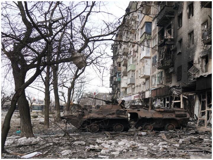 Russia Ukraine War Mariupol City Damaged Totally in Russia Attack Russia Ukraine War: रूस की बमबारी के बीच मारियुपोल में चारों तरफ तबाही का खौफनाक मंजर, पार्कों-स्कूलों में दफन करने पड़ रहे शव