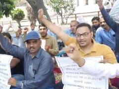 Rudrapur Strike: रुद्रपुर में पोस्ट ऑफिस परिसर में कर्मचारियों ने किया धरना- प्रदर्शन, दी ये चेतावनी, जानें क्या हैं मांगे