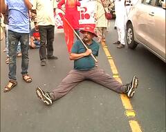 Bharat Bandh for 2 days : ধর্মঘটের দ্বিতীয় দিনেও দিকে দিকে লাল ঝাণ্ডা আর স্লোগান, অবরোধ জেলায় জেলায়