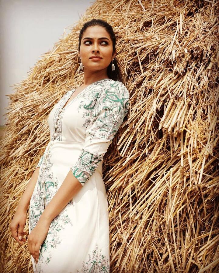 కొన్ని కారణాల వలన ఆమె కొన్ని వారాల్లోనే ఎలిమినేట్ అవ్వాల్సి వచ్చింది. ఆ తరువాత దివికి ఇండస్ట్రీలో చాలా అవకాశాలు వచ్చాయి.(Photo Courtesy: Divi Instagram)