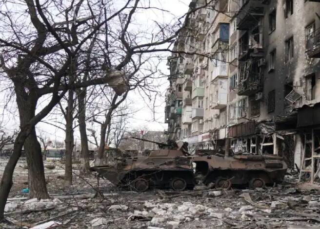 russia ukraine war mariupol city damaged totally in russia attack dead bodies are all over Russia Ukraine War : मारियुपोल शहरात विध्वंस, गार्डन आणि शाळेच्या आवारात मृतदेह पुरण्याची वेळ