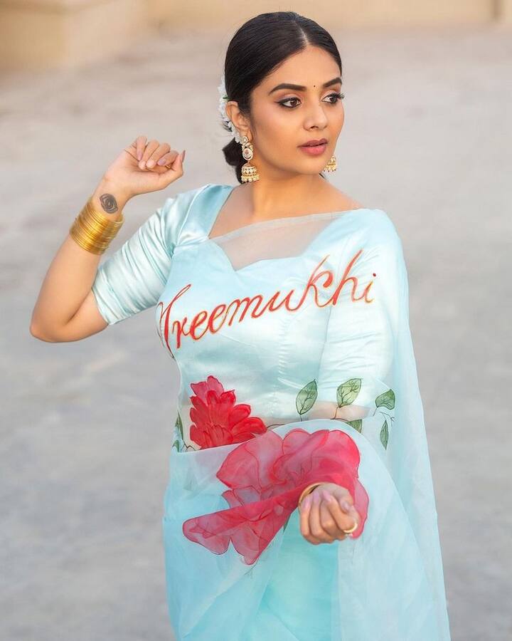 అందులో ఆమె తన పేరు ప్రింట్ చేసి ఉన్న చీరను ధరించింది. (Photo Courtesy: Sreemukhi Instagram)
