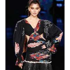 Urvashi Rautela: నలుపు గౌనులో అందాల ఊర్వశి, డిస్నీ హీరోయిన్లను గుర్తుకుతెస్తోంది