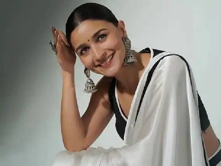 केवळ सहकलाकार राम चरण आणि ज्युनियर एनटीआरचं आलिया भट्टचे कौतुक करत नाहीत, तर एसएस राजामौली देखील अभिनेत्रीच्या अभिनयाने खूप प्रभावित झाले आहेत.