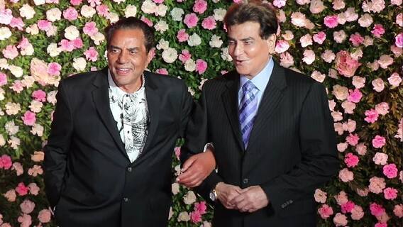 धर्मेंद्र और जीतेंद्र को एक दौर में धर्मवीर के नाम से जाना जाता था. हालांकि मीडिया रिपोर्ट्स की मानें तो हेमा मालिनी की वजह से इन दोनों के बीच दूरियां आ गई थीं. रिपोर्ट्स के अनुसार हेमा मालिनी को दोनों ही पसंद किया करते थे. लेकिन बाद में हेमा मालिनी ने धर्मेंद्र को चुना. ऐसे में दोनों की दोस्ती टूट गई. हालांकि अब दोनों के बीच सब कुछ ठीक है.