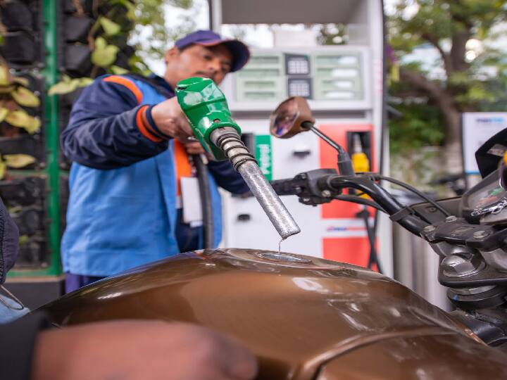 Congress attacks modi govt over hike in petrol diesel prices Petrol-Diesel Prices: 'पेट्रोल हो गया सौ के पार, कर रही डकैती ये सरकार', तेल के दामों पर कांग्रेस का मोदी सरकार पर वार