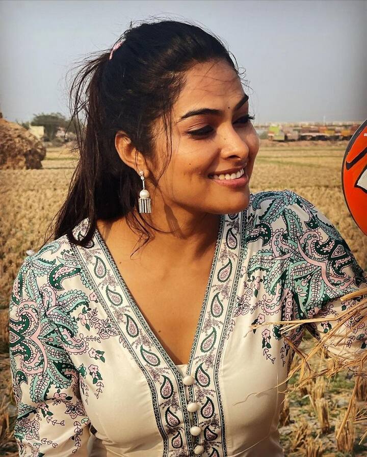 దివి.. బిగ్ బాస్ సీజన్ 4లో కంటెస్టెంట్ గా పాల్గొన్న ఈ బ్యూటీ తన అందంతో యూత్ ని ఆకట్టుకుంది. (Photo Courtesy: Divi Instagram)