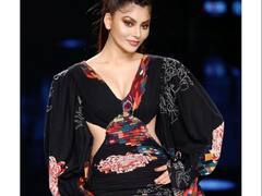 Urvashi Rautela : अभिनेत्री उर्वशीच्या ब्लॅक गाऊनमध्ये ग्लॅमरस अदा, इन्स्टावर शेअर केले फोटो