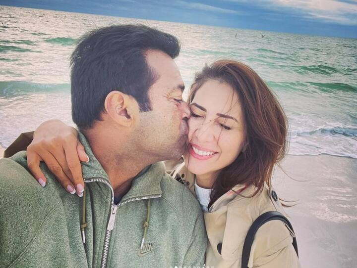 फोटोज़ में कहीं किम और लिएंडर पेस रोमांटिक मूड में एक दूसरे को किस करते दिख रहे हैं  तो कहीं चिल करते नज़र आ रहे हैं.