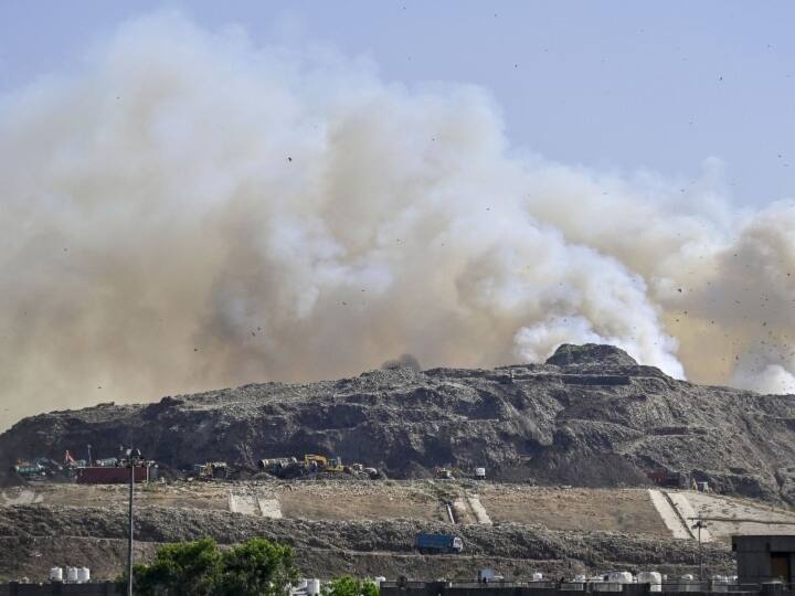 Delhi Ghazipur Landfill Fire broke out continued thick blanket of smoke and pollution in this area ANN Ghazipur Landfill Fire: आग के बाद लोगों की बढ़ी परेशानी, सांस लेने में तकलीफ और आंखों में जलन की हो रही समस्या