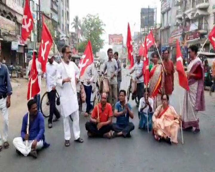 বীরভূমের রামপুরহাটে আজ সকালে মিছিল করেন বাম কর্ম সমর্থকরা। বাসস্ট্যান্ড সংলগ্ন ৬০ নম্বর জাতীয় সড়ক মিনিট দশেক অবরোধ করা হয়