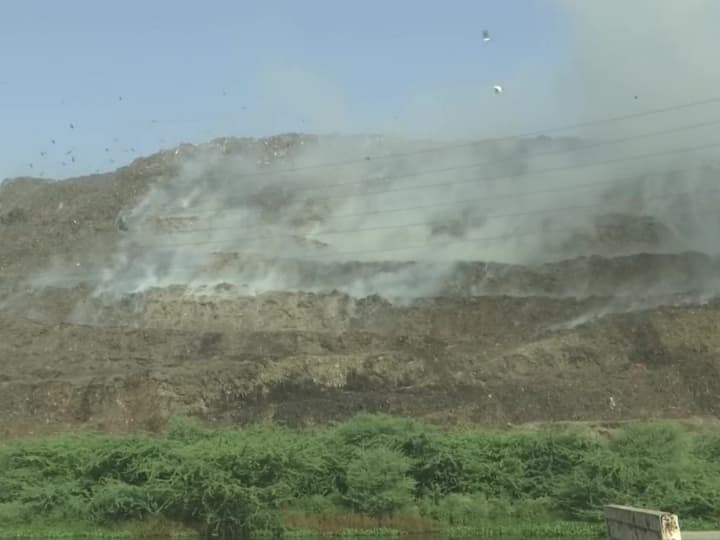 Fire at Ghazipur landfill site under control cooling operation underway ann गाजीपुर लैंडफिल साइट में लगी आग पर काबू पाया गया, कूलिंग ऑपरेशन जारी