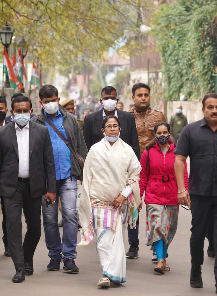 এরপর দুপুরে ম্যালে সরকারি অনুষ্ঠানে যোগ দেন মুখ্যমন্ত্রী। মঞ্চে মমতা বন্দ্যোপাধ্যায় বলেন, আমি পাহাড়ের ঘরের মেয়ে। পাহাড়ের উন্নয়নই একমাত্র স্বপ্ন। ১০ বছর কোনও গন্ডগোল করবেন না। সহযোগিতা করুন, উন্নয়ন হবে