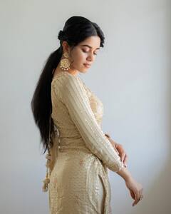 Mirnalini Ravi Photos: முன் அந்தி சாரல் நீ முன் ஜென்ம தேடல் நீ.. நடிகை மிர்னாலினி ரவியின் புகைப்படங்கள்..!