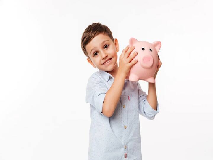 आजकल बच्चों के जन्म के साथ ही माता-पिता को उनके फ्यूचर की चिंता होने लगती है. भविष्य के लिए सही प्लानिंग करना आजकल की जरूरत बन गया है. बच्चों के भविष्य के लिए प्लानिंग करते वक्त एक बात का ध्यान रखना बहुत जरूरी है वह है भविष्य की महंगाई.