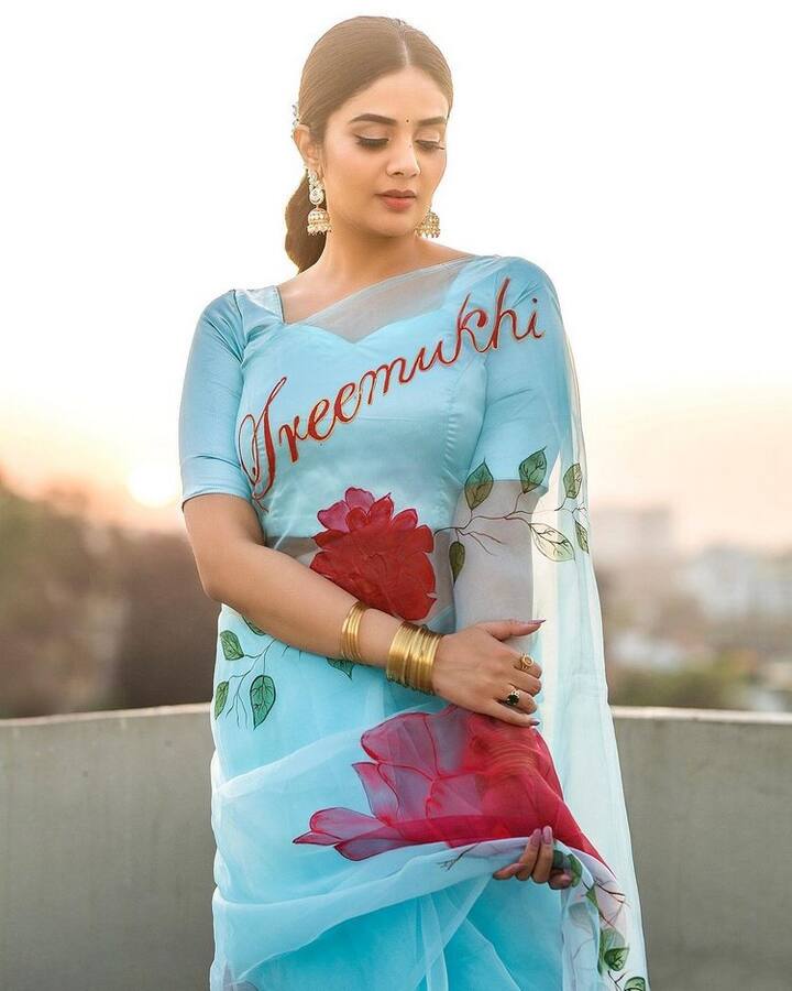 ఈ ఫొటోల్లో ఆమె క్యూట్ లుక్స్ కి ఆడియన్స్ ఫిదా అవుతున్నారు. (Photo Courtesy: Sreemukhi Instagram)