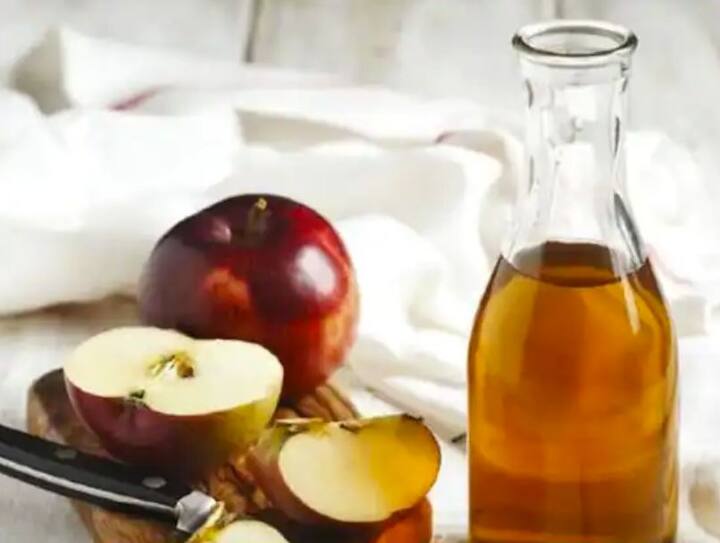 ਸੇਬ ਨੂੰ ਮਿਕਸਰ 'ਚ ਬਾਰੀਕ ਪੀਸ ਲਓ। ਹੁਣ 1 ਚਮਚ ਦਹੀਂ ਅਤੇ ਅੱਧਾ ਚਮਚ ਨਿੰਬੂ ਦਾ ਰਸ ਮਿਲਾ ਕੇ ਚਿਹਰੇ 'ਤੇ ਲਗਾਓ।