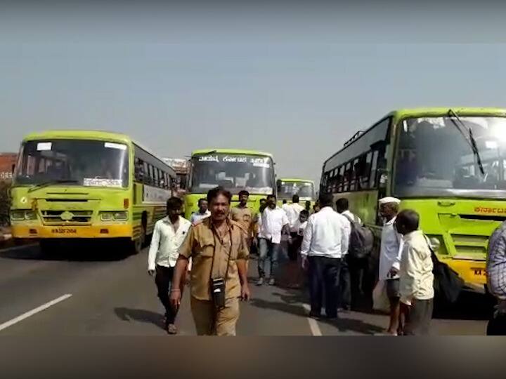 त्यानंतर बस चालकाने राष्ट्रीय महामार्गावर रस्त्याच्या मध्ये बस थांबवली.