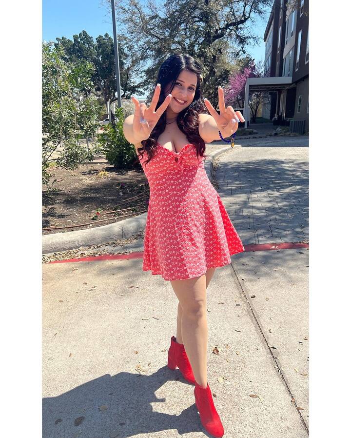 'జక్కన్న', 'తిక్క', 'రోగ్', 'సీత' సినిమాల్లో నటించిన మన్నారా...పెద్దగా క్రేజ్ సంపాదించుకోపోయినా సోషల్ మీడియాలో మాత్రం మాంచి జోరుమీదుంటుంది. ఎప్పటికప్పుడు హాట్ హాట్ ఫొటోస్ షేర్ చేస్తూ అభిమానుల్ని ఆకట్టుకుంటోంది..