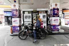 Petrol Diesel Rate : पुन्हा एकदा क्रूड ऑईल 95 डॉलरच्या खाली; देशातील पेट्रोल-डिझेलचे दर मात्र 'जैसे थेच'